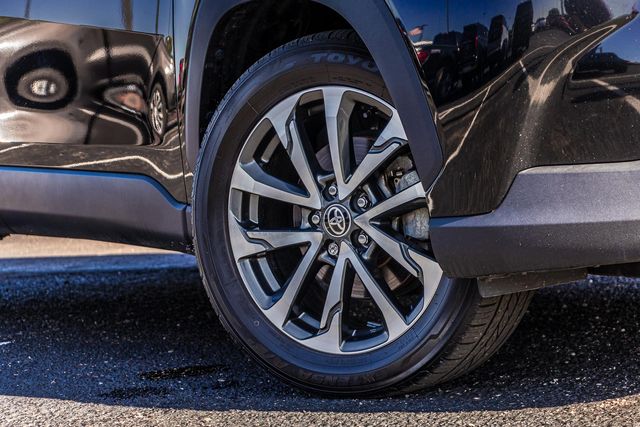 2022 Toyota Corolla Cross XLE photo 2