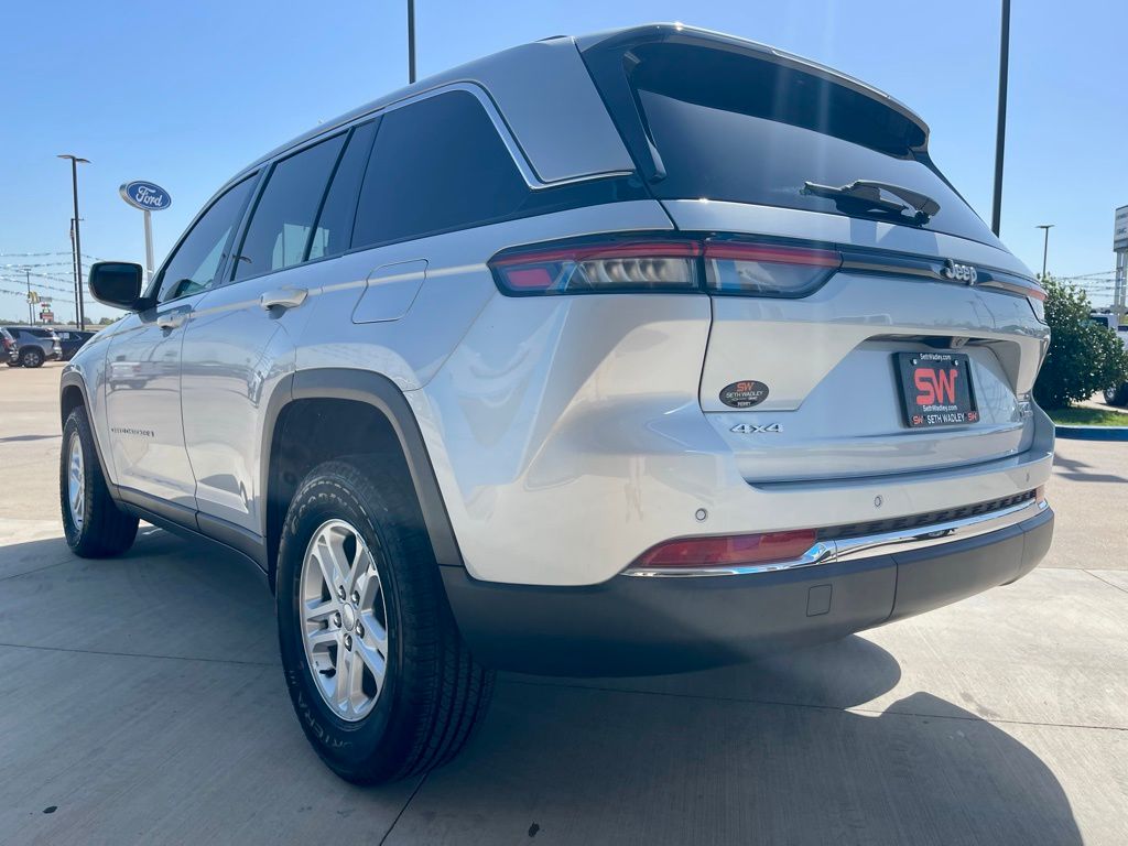 2025 Jeep Grand Cherokee Laredo photo 4