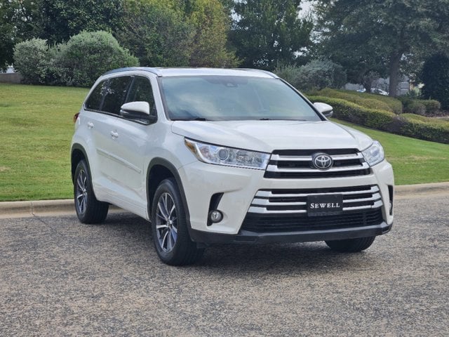 Used 2017 Toyota Highlander XLE with VIN 5TDKZRFH2HS216974 for sale in Fort Worth, TX