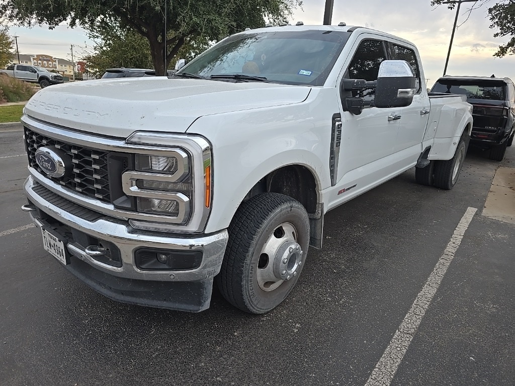 2023 Ford F-350 Super Duty Lariat's photo