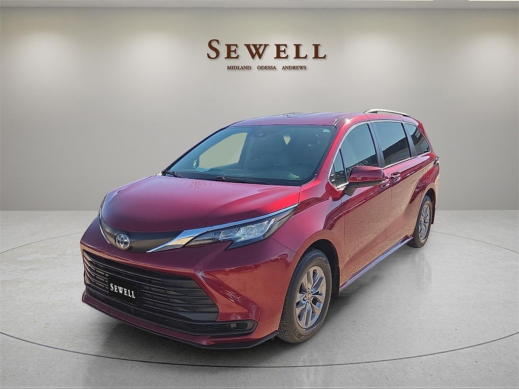 2022 Toyota Sienna LE's photo