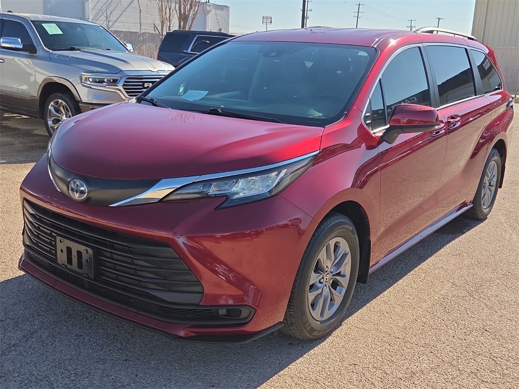 2022 Toyota Sienna LE's photo