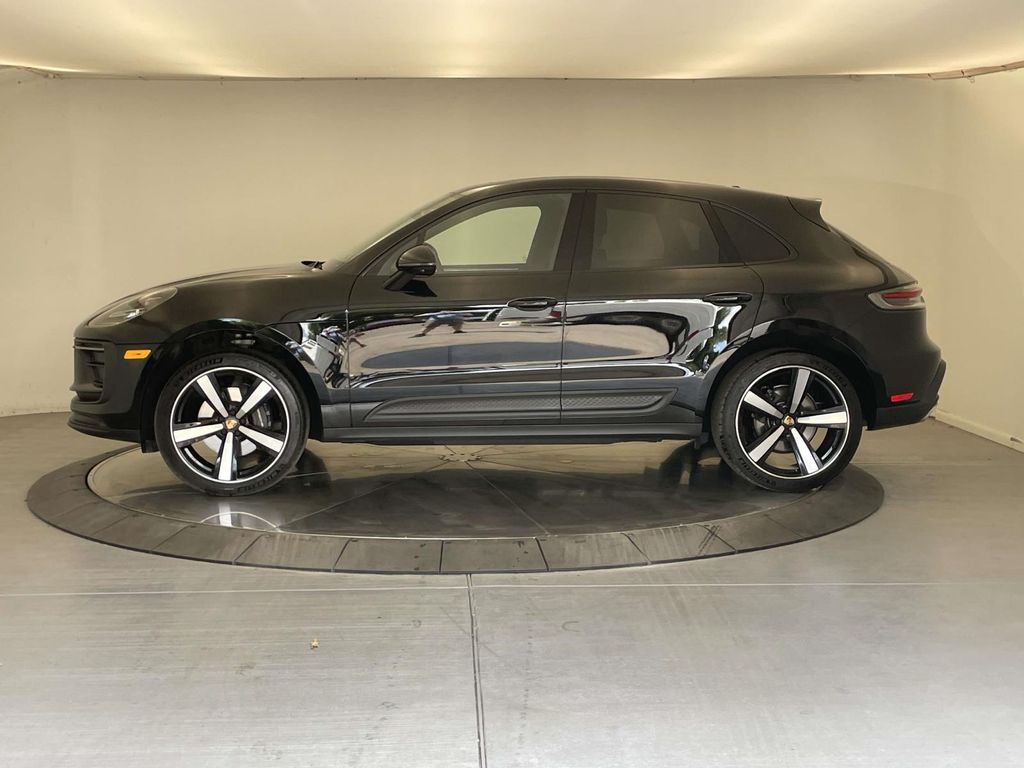2024 Porsche Macan Base photo 2
