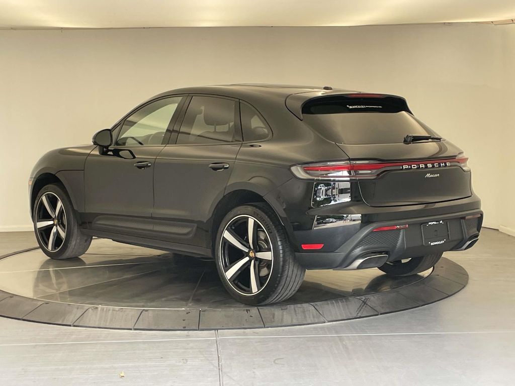 2024 Porsche Macan Base photo 3