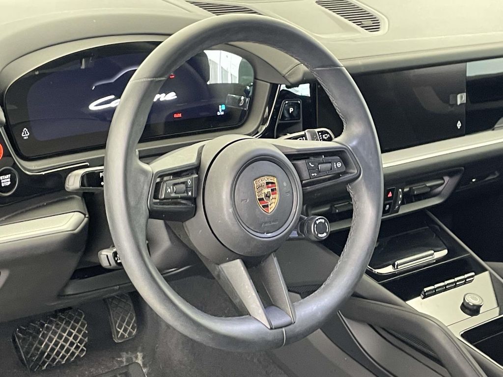 2024 Porsche Cayenne Base photo 4