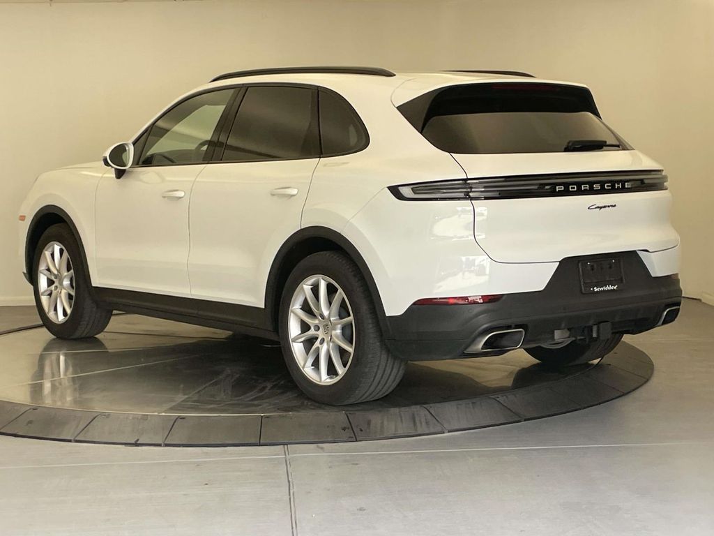 2024 Porsche Cayenne Base photo 3