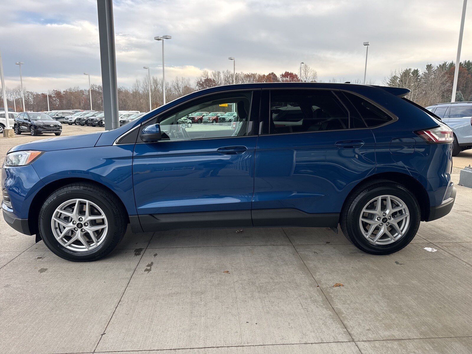 2024 Ford Edge SEL photo 2