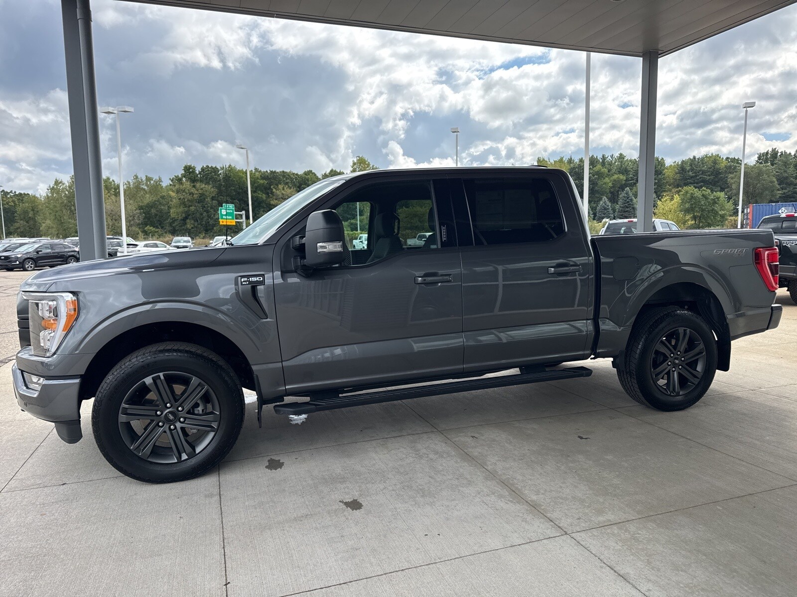 2023 Ford F-150 XLT photo 2