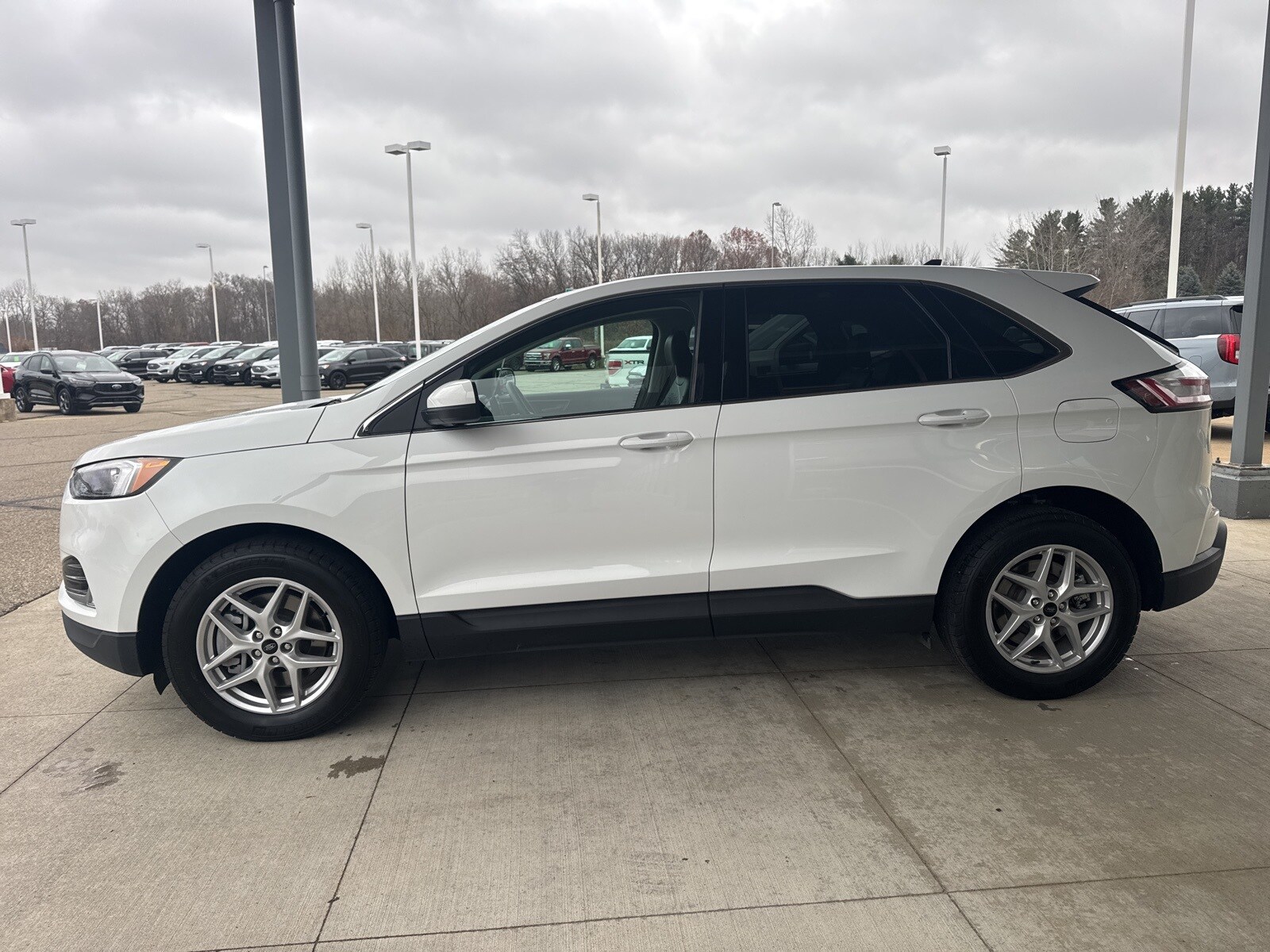 2024 Ford Edge SEL photo 3