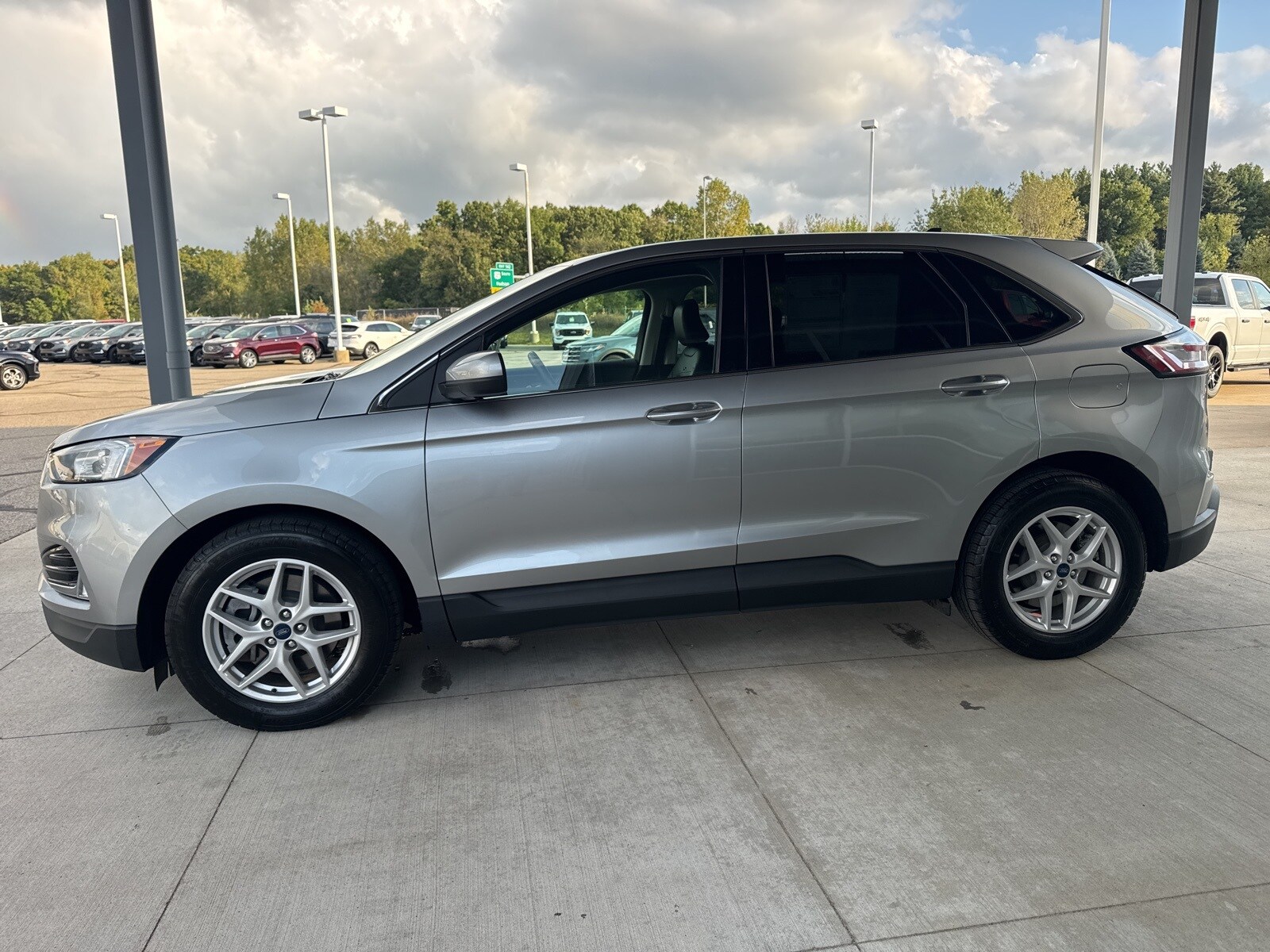 2021 Ford Edge SEL photo 3