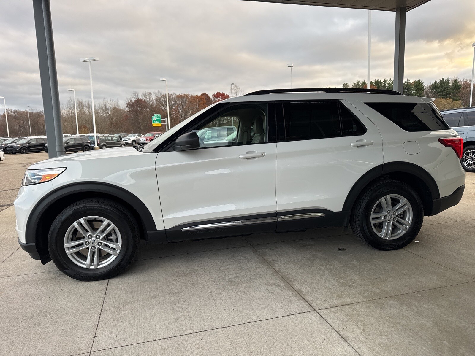 2023 Ford Explorer XLT photo 2
