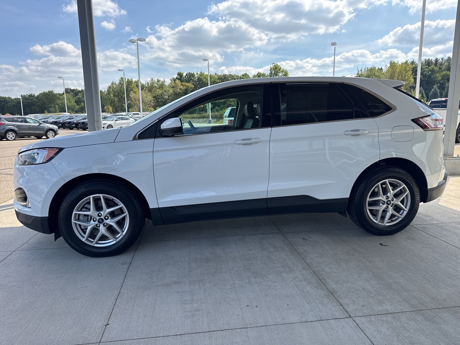2022 Ford Edge SEL photo 2