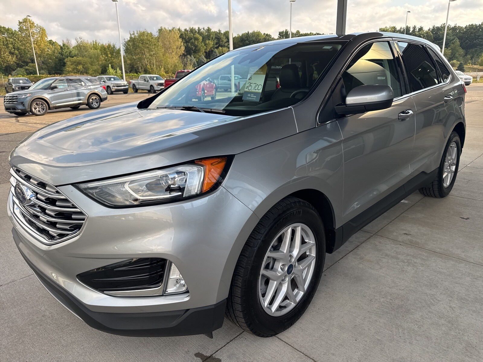 2021 Ford Edge SEL photo 2