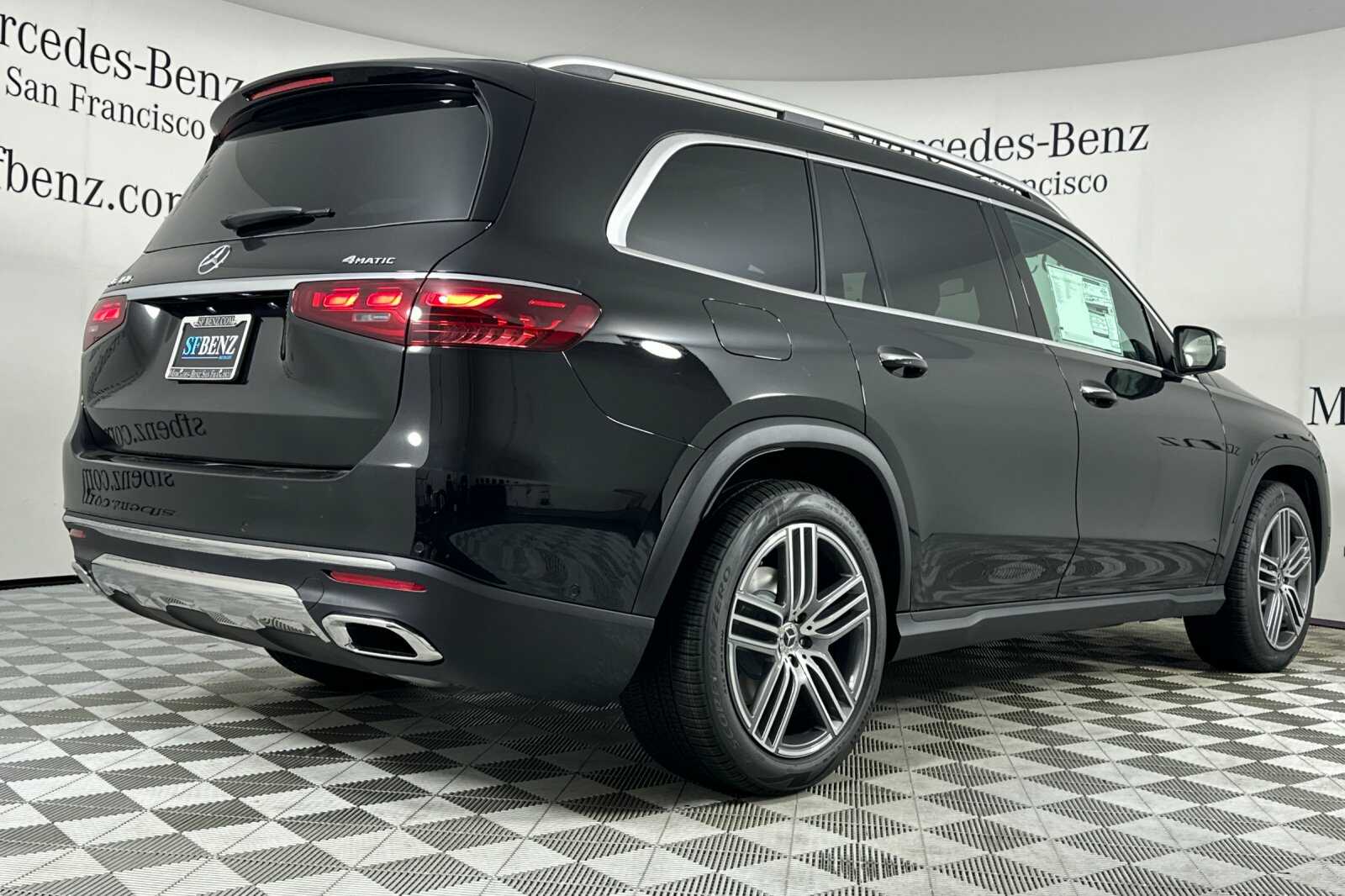 2026 Mercedes Benz GLS 450 4MATIC photo 4