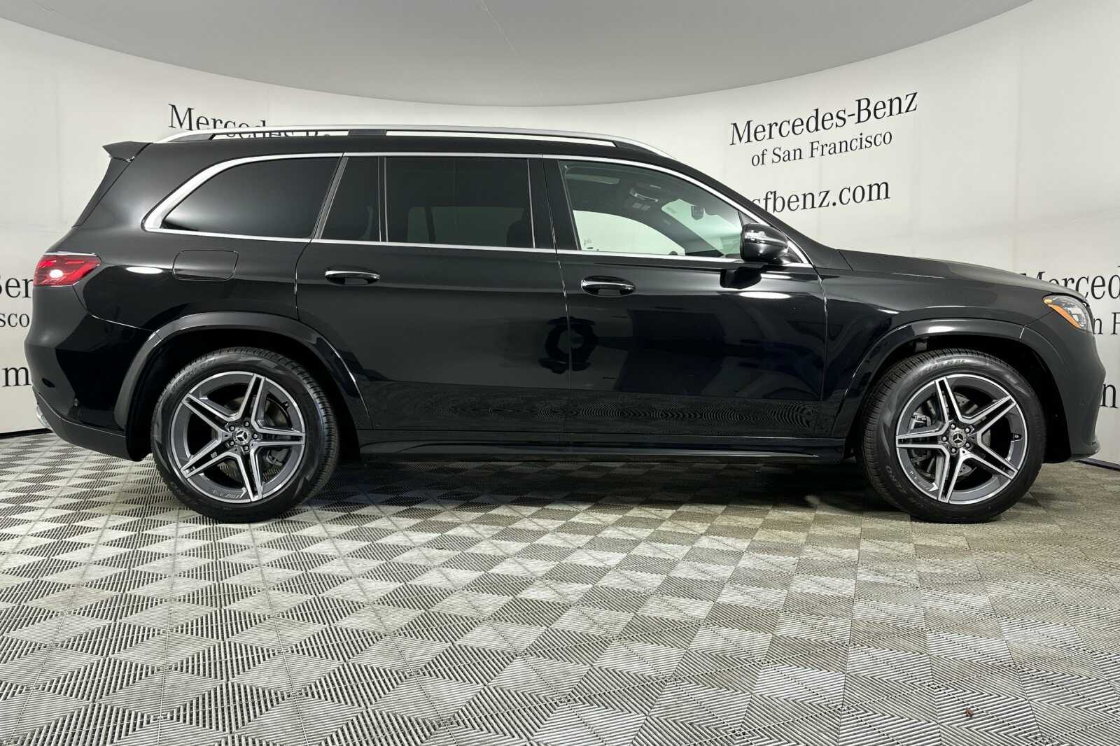2025 Mercedes Benz GLS 450 4MATIC photo 3