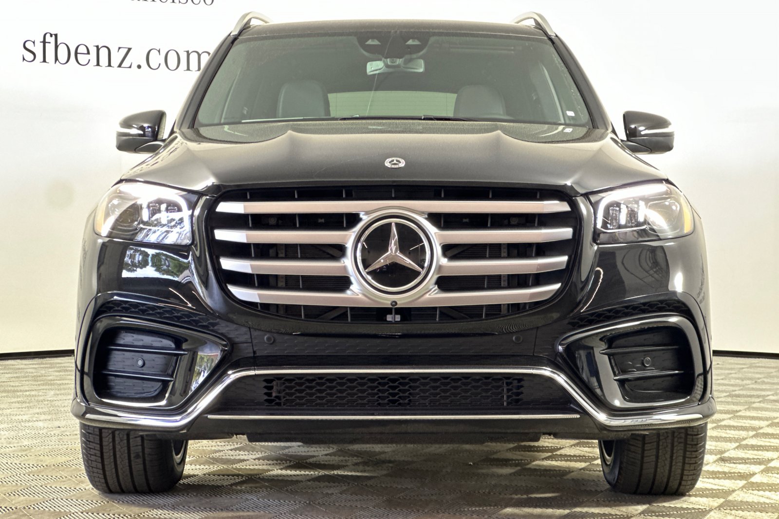 2025 Mercedes Benz GLS 450 4MATIC photo 2