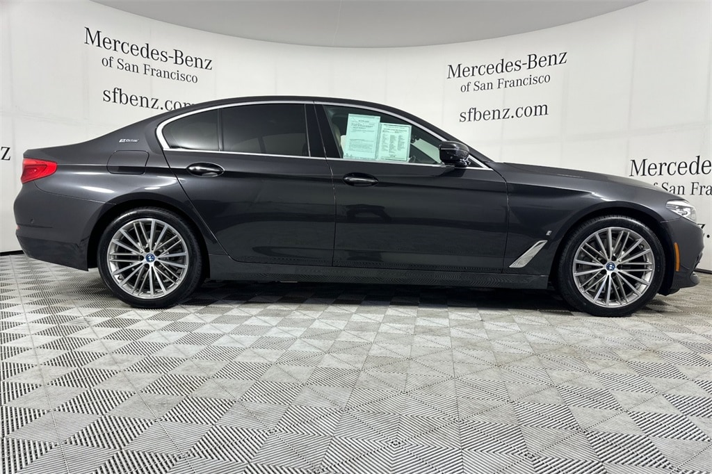 2018 BMW 5 Series 530e iPerformance photo 2