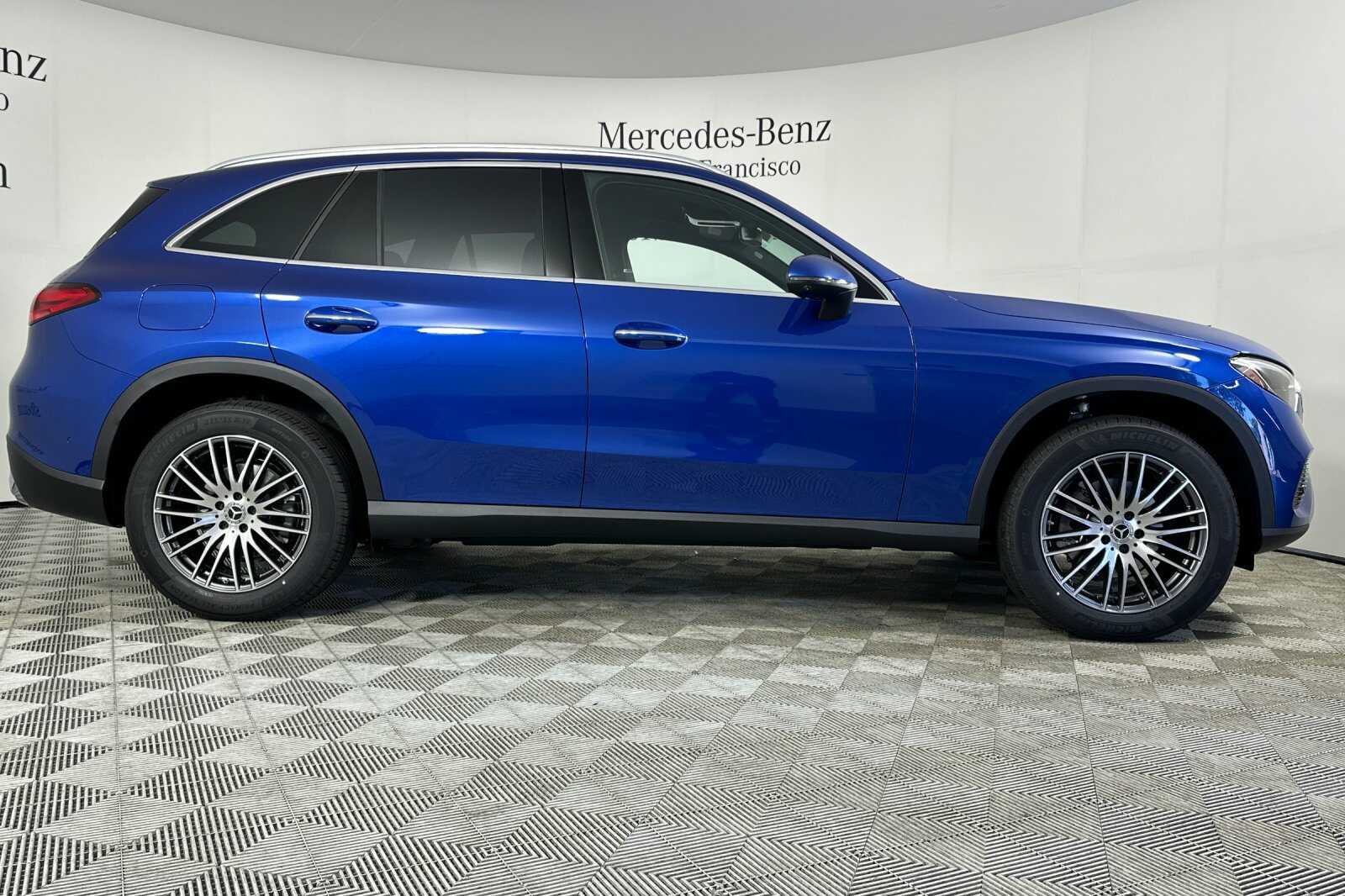 2025 Mercedes Benz GLC 300 4MATIC photo 4