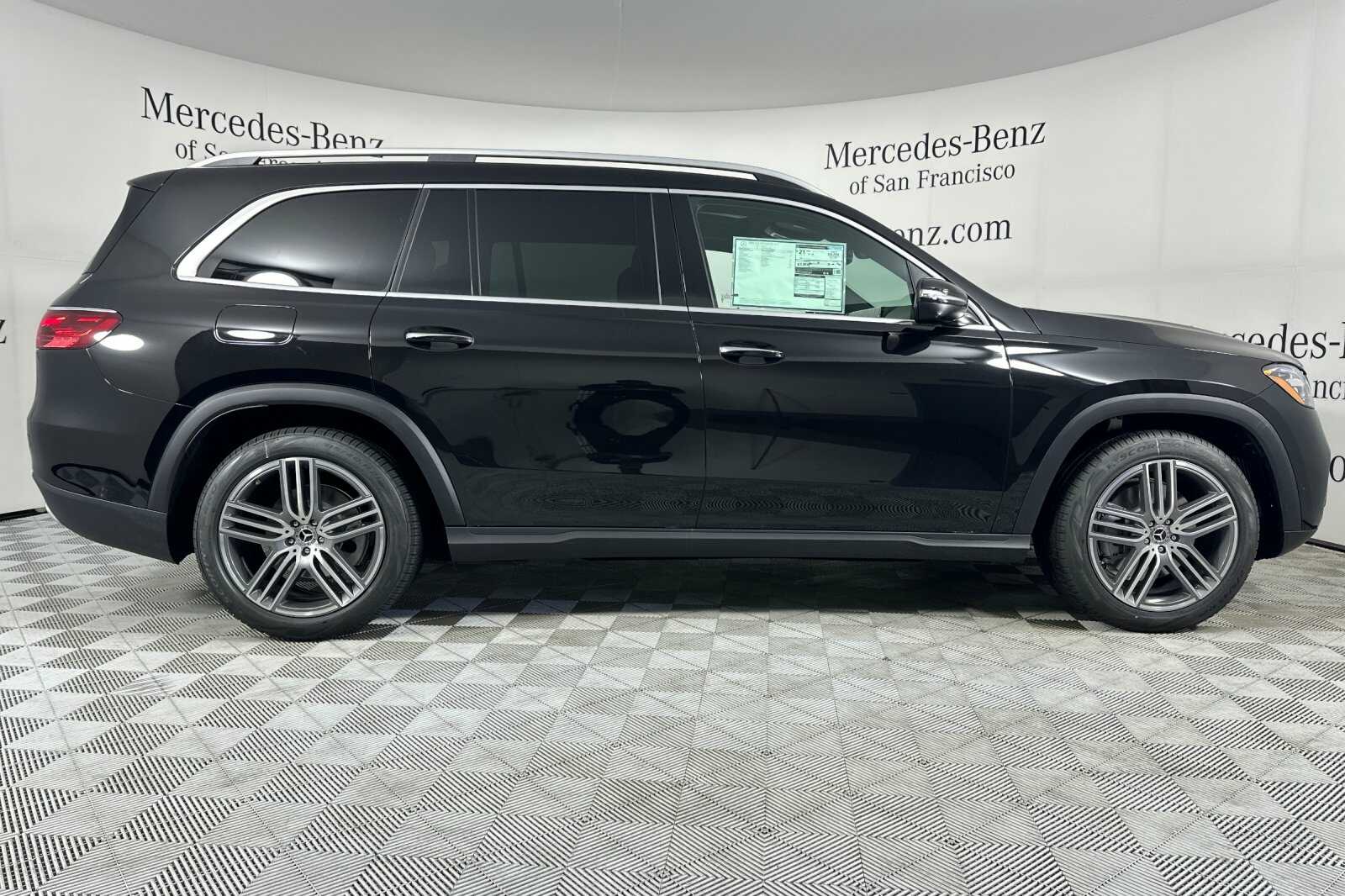 2026 Mercedes Benz GLS 450 4MATIC photo 3