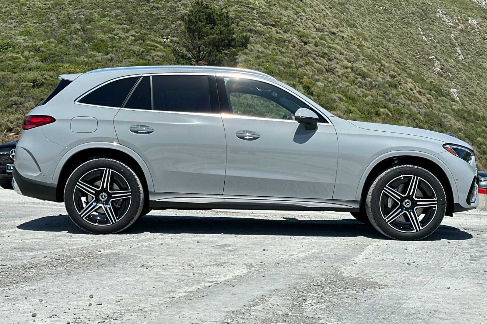 2025 Mercedes Benz GLC 300 photo 3