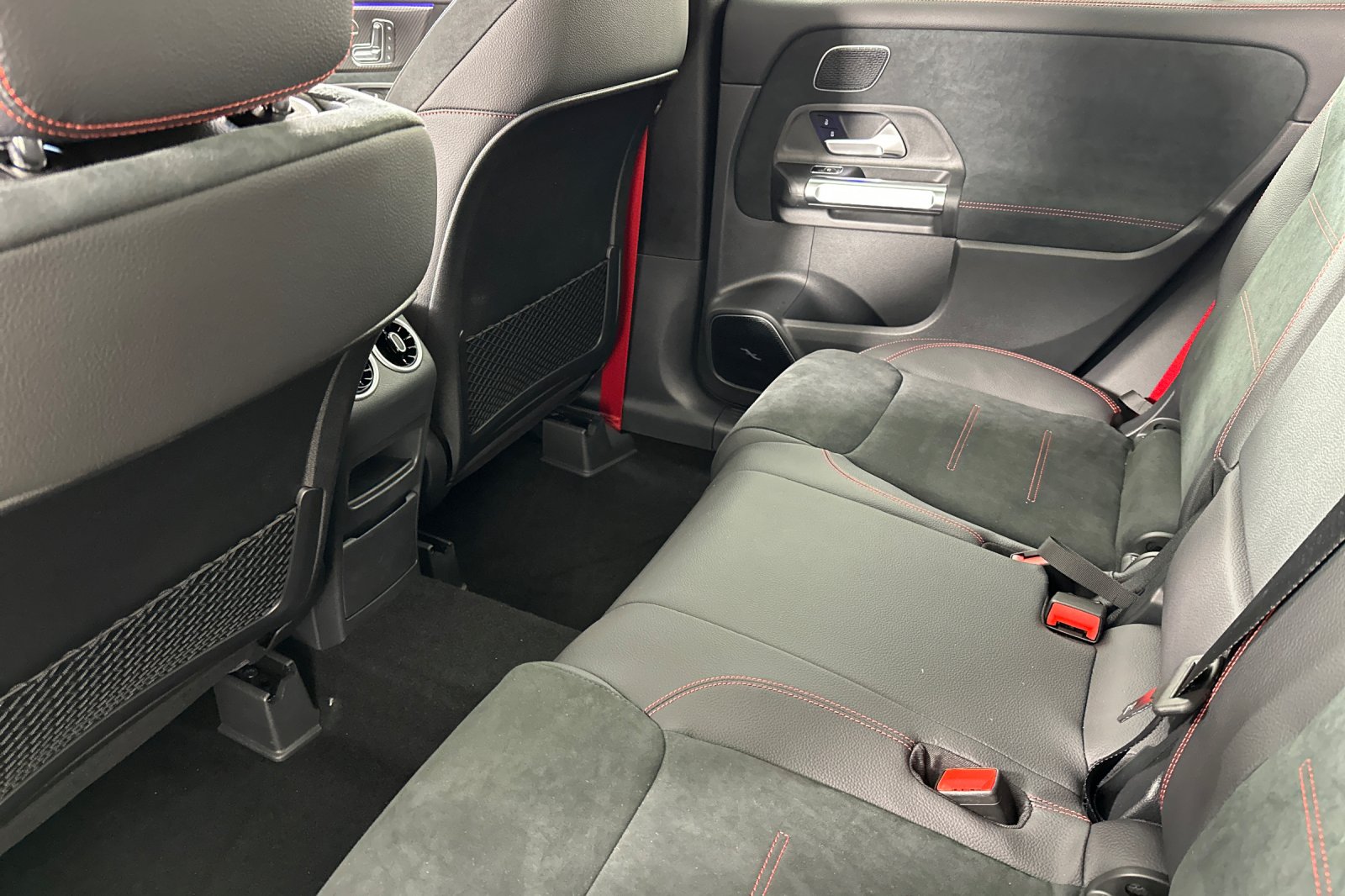 2026 Mercedes-Benz GLB AMG GLB 35 - Photo 12