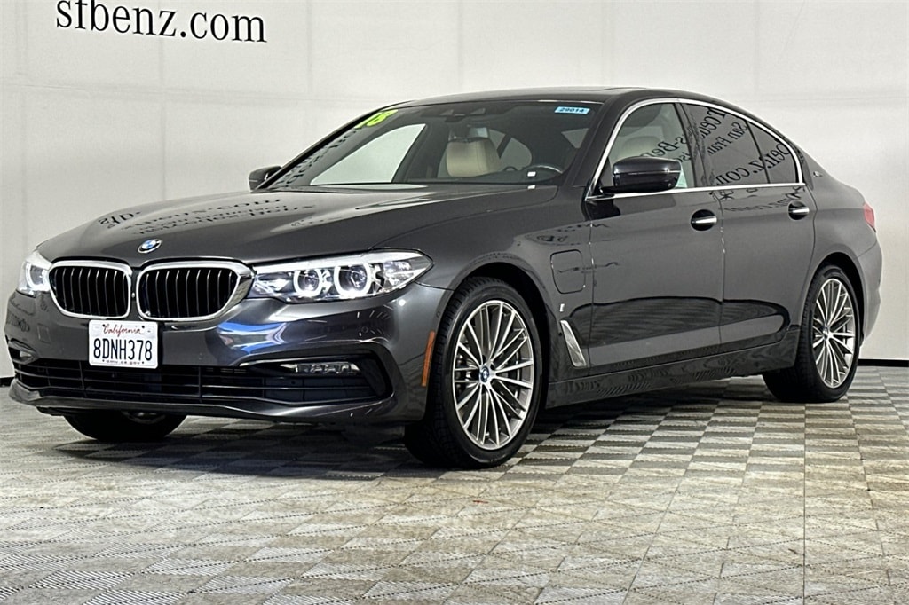 2018 BMW 5 Series 530e iPerformance photo 3