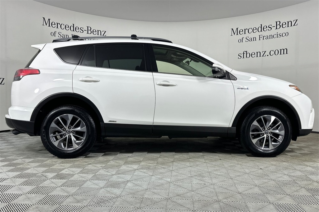 2018 Toyota RAV4 Hybrid XLE photo 2