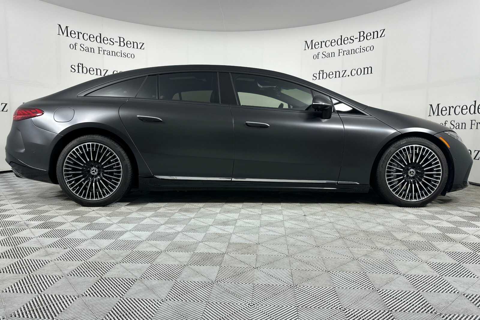 2024 Mercedes Benz EQS-Class Sedan photo 3