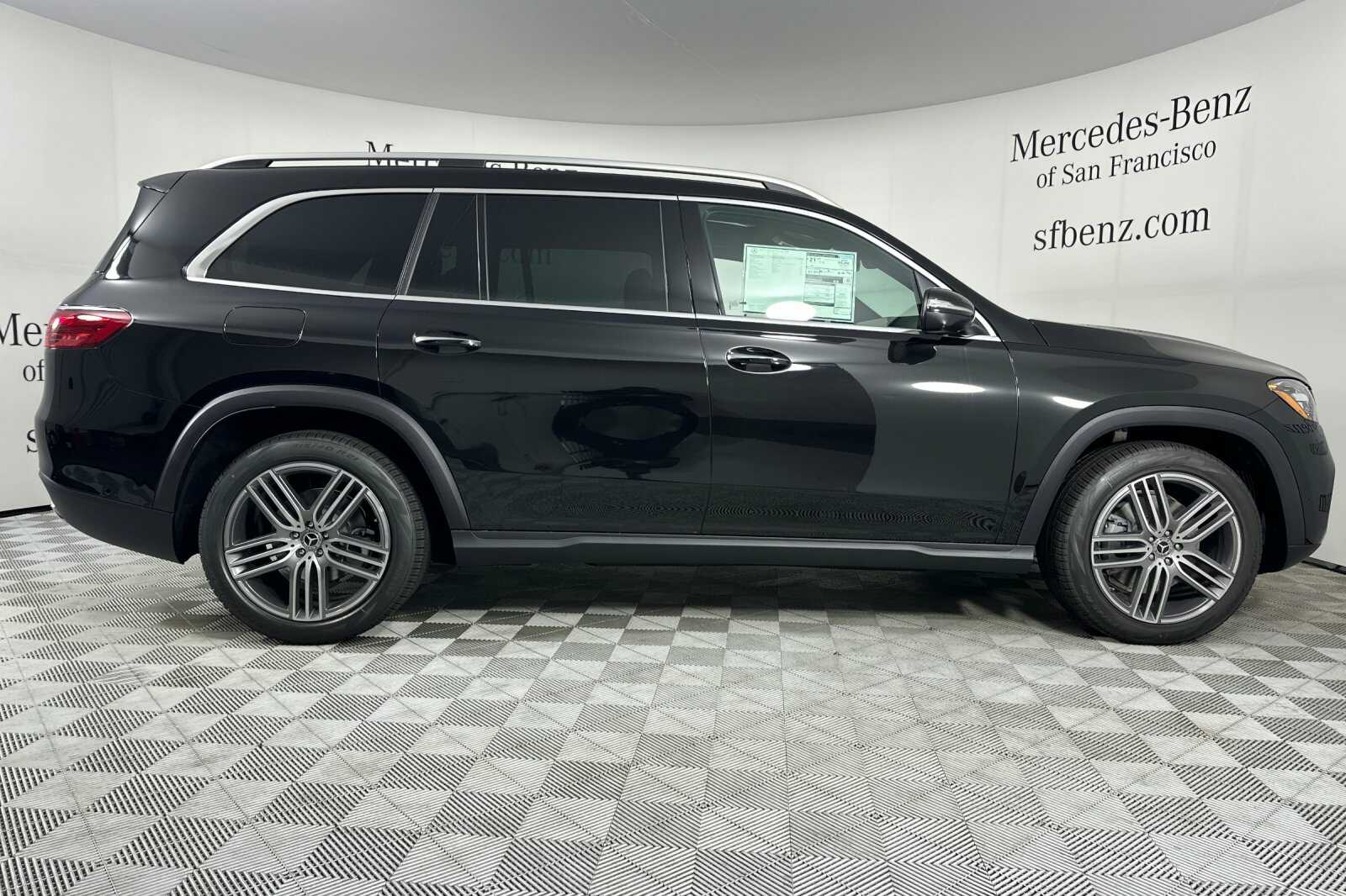 2026 Mercedes Benz GLS 450 4MATIC photo 3