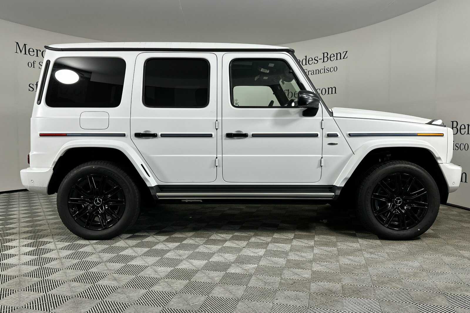 2025 Mercedes Benz G photo 3