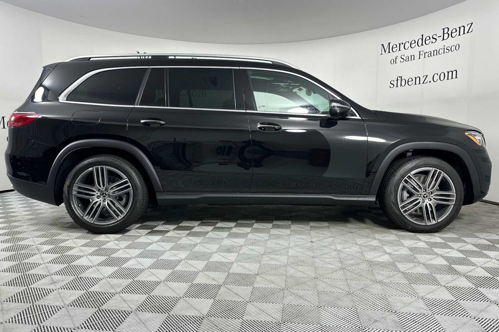 2026 Mercedes Benz GLS 450 4MATIC photo 3