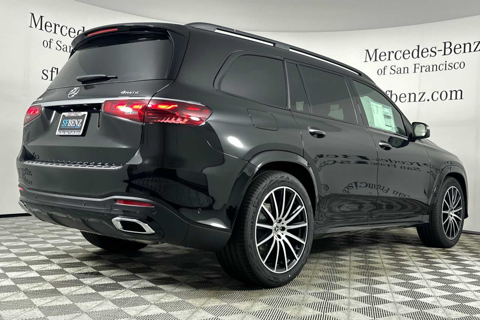 2025 Mercedes Benz GLS 450 4MATIC photo 4
