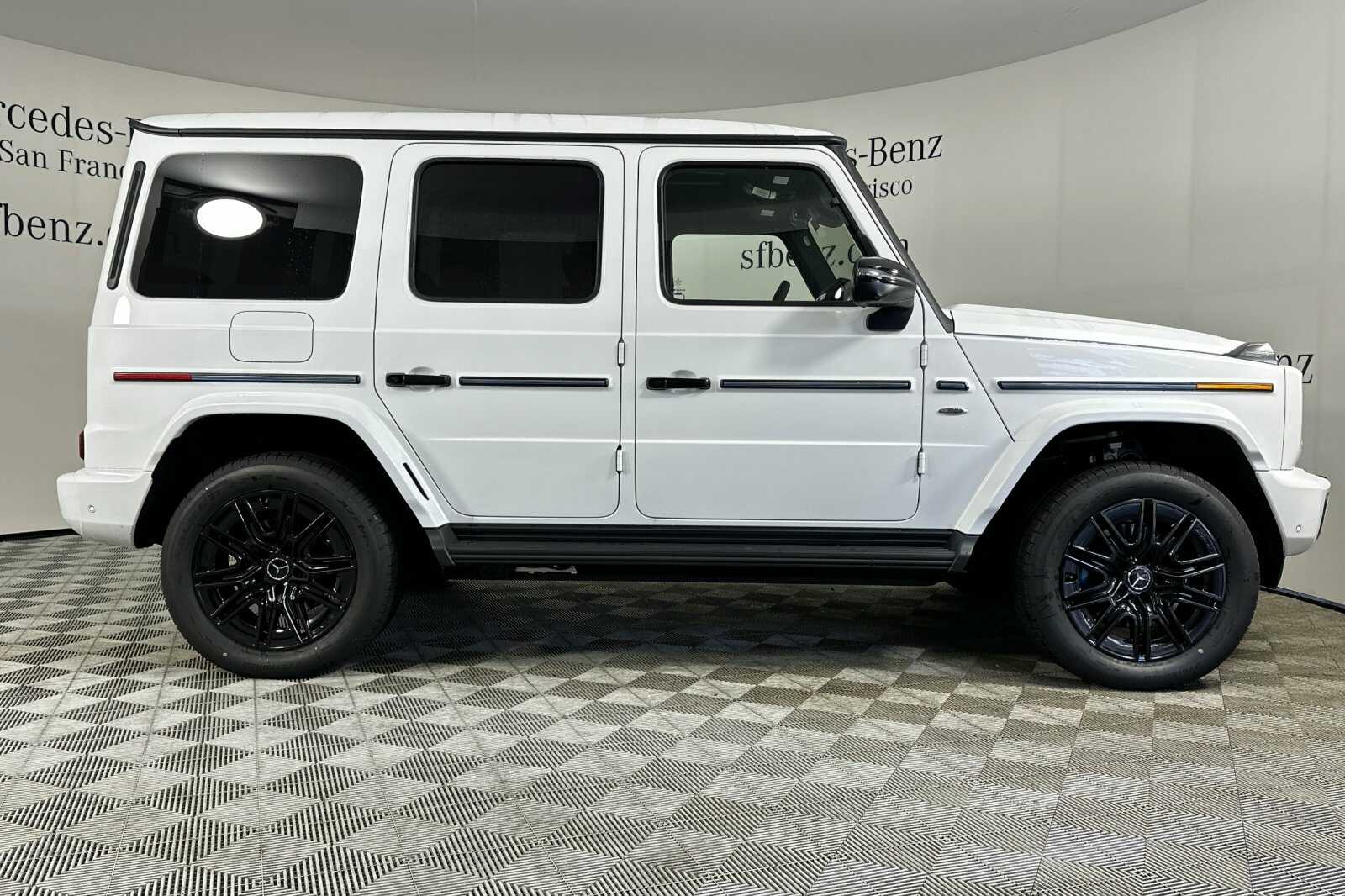 2025 Mercedes Benz G photo 3
