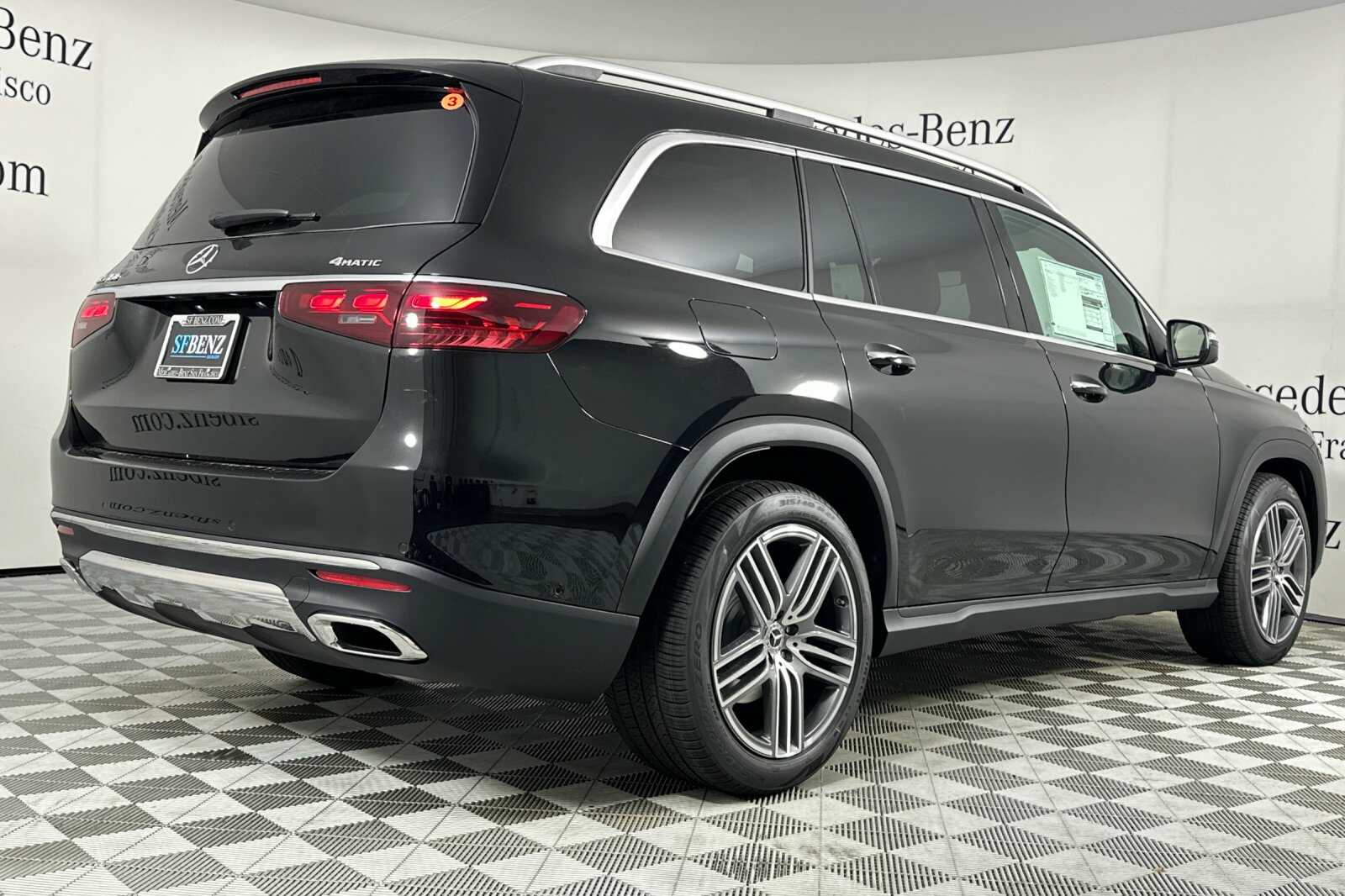 2026 Mercedes Benz GLS 450 4MATIC photo 4