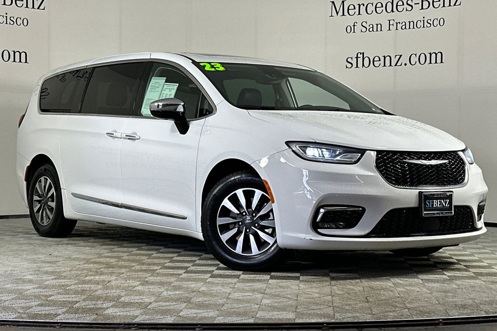 2023 Chrysler Pacifica Hybrid Limited Hybrid's photo