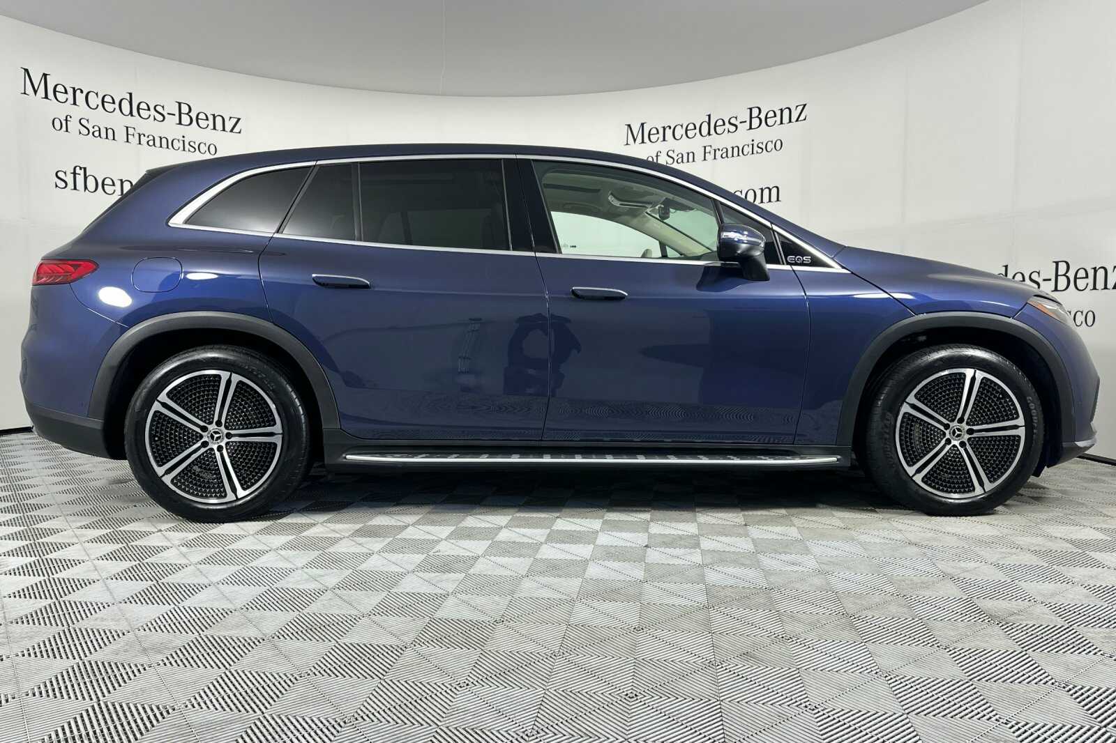 2023 Mercedes Benz EQS SUV 450 4MATIC photo 3