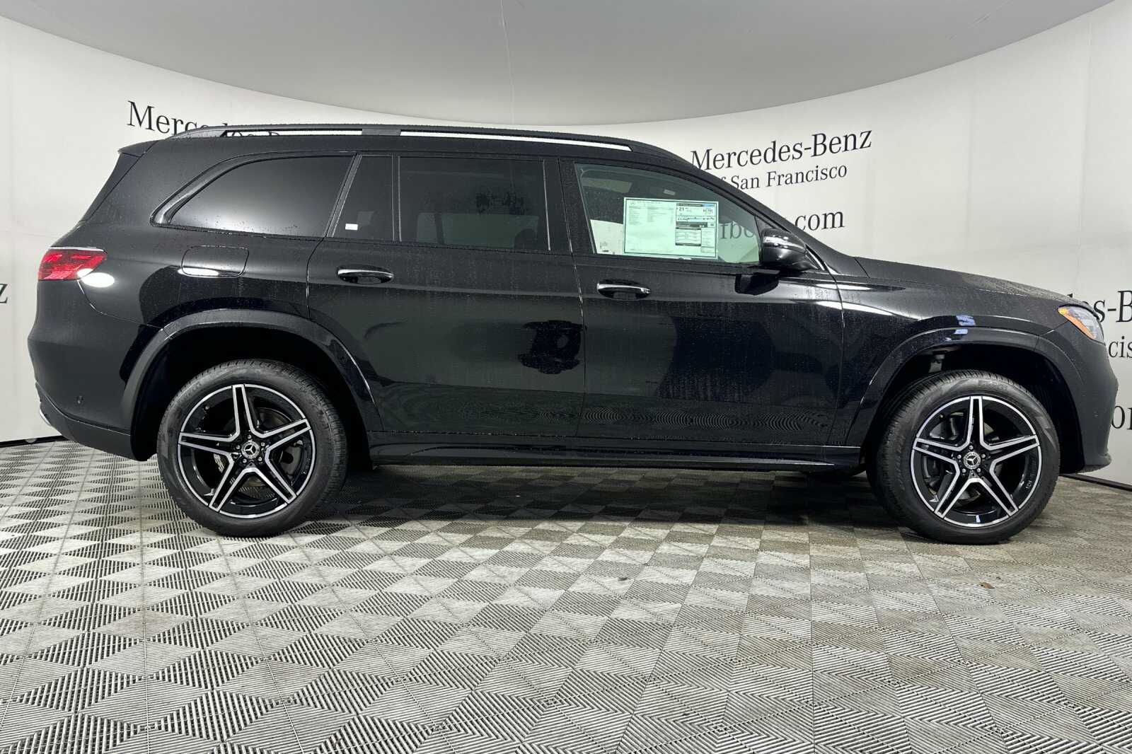 2025 Mercedes Benz GLS 450 4MATIC photo 3