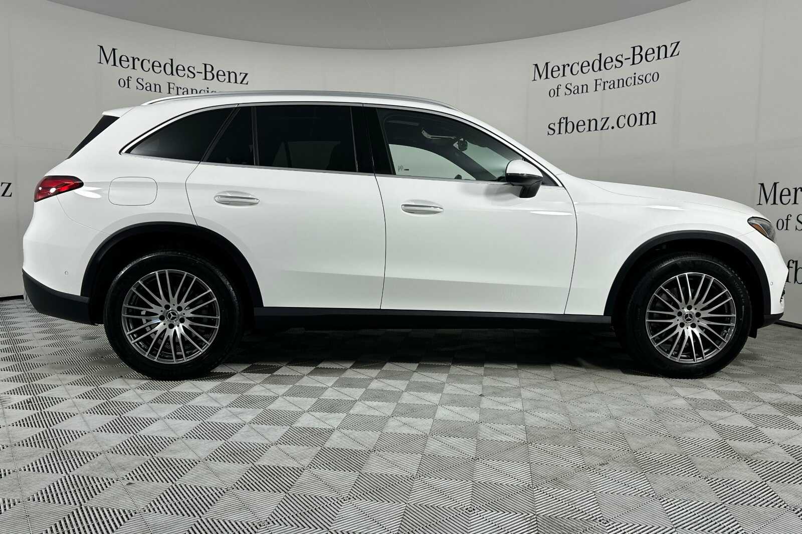 2025 Mercedes Benz GLC 300 photo 3