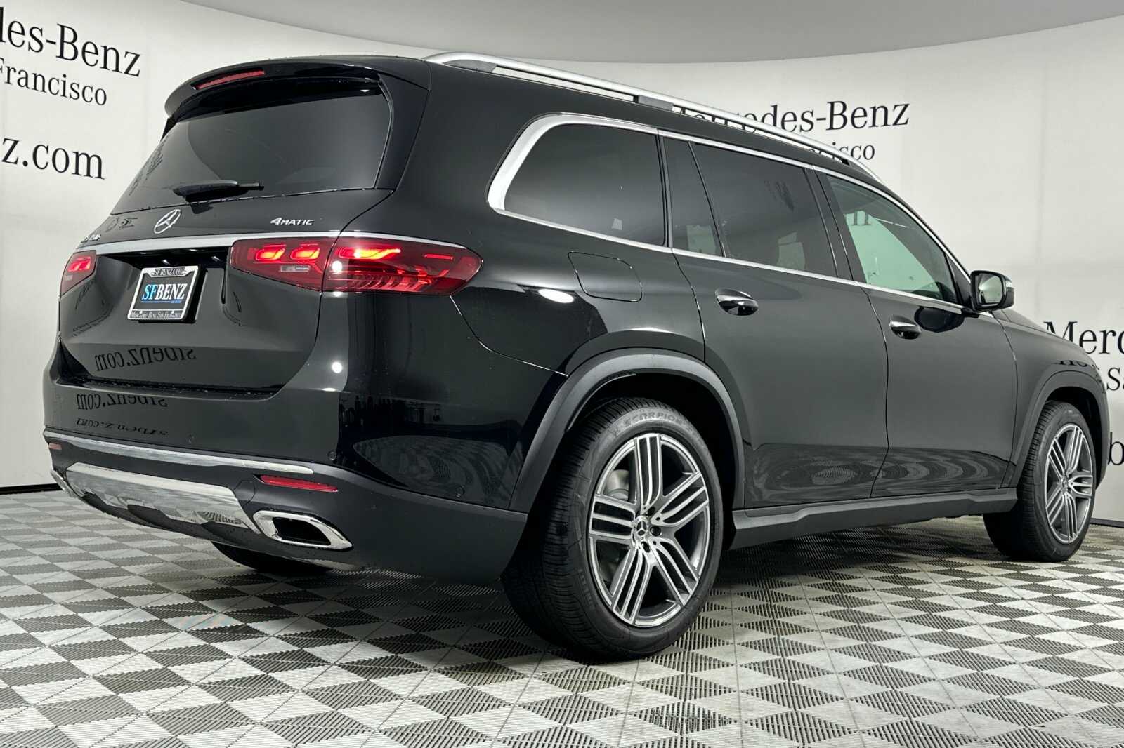 2026 Mercedes Benz GLS 450 4MATIC photo 4