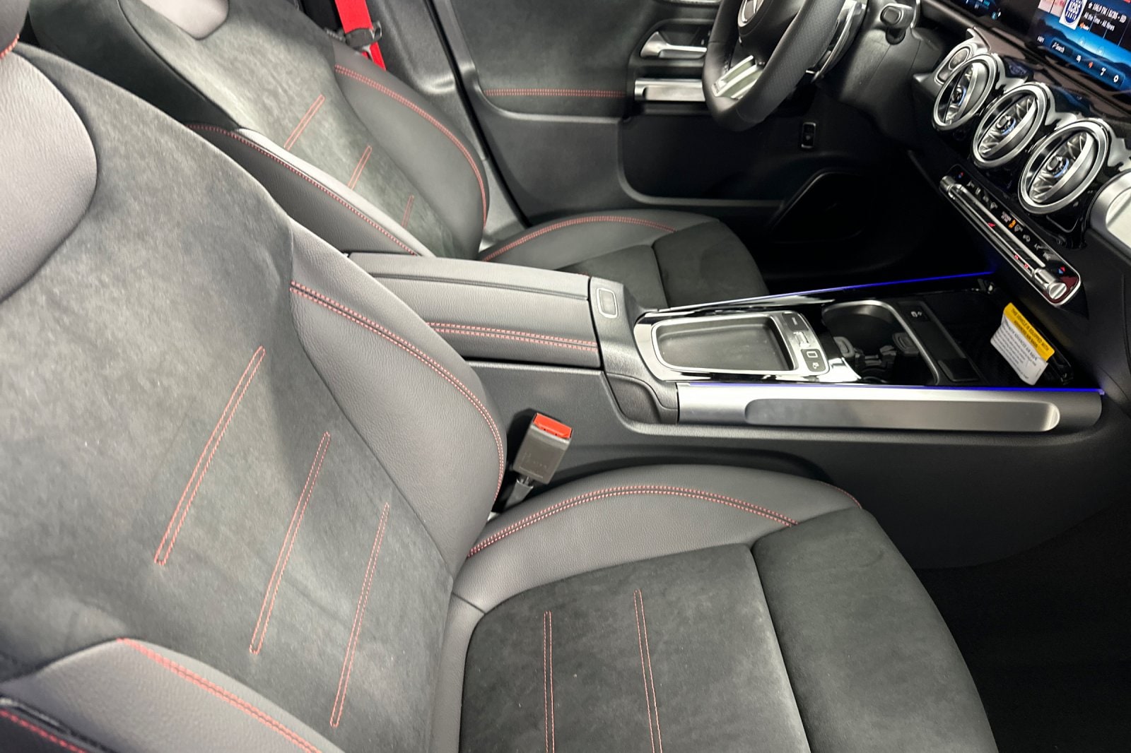 2026 Mercedes-Benz GLB AMG GLB 35 - Photo 16