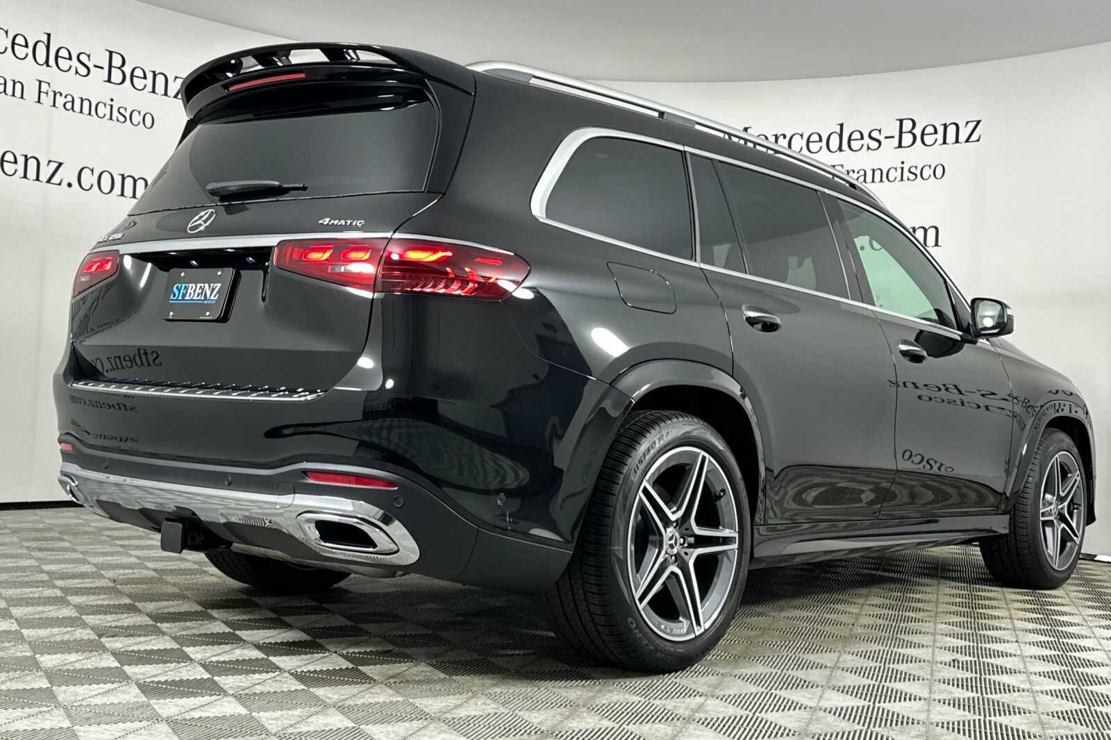 2025 Mercedes Benz GLS 450 4MATIC photo 4