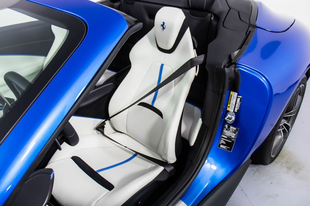 2025 Ferrari Roma Base photo 5