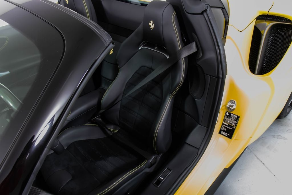 2023 Ferrari SF90 Spider Base photo 5