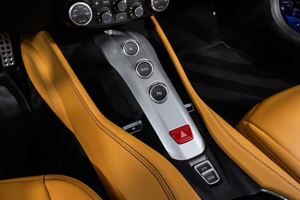 2017 Ferrari California T photo 4