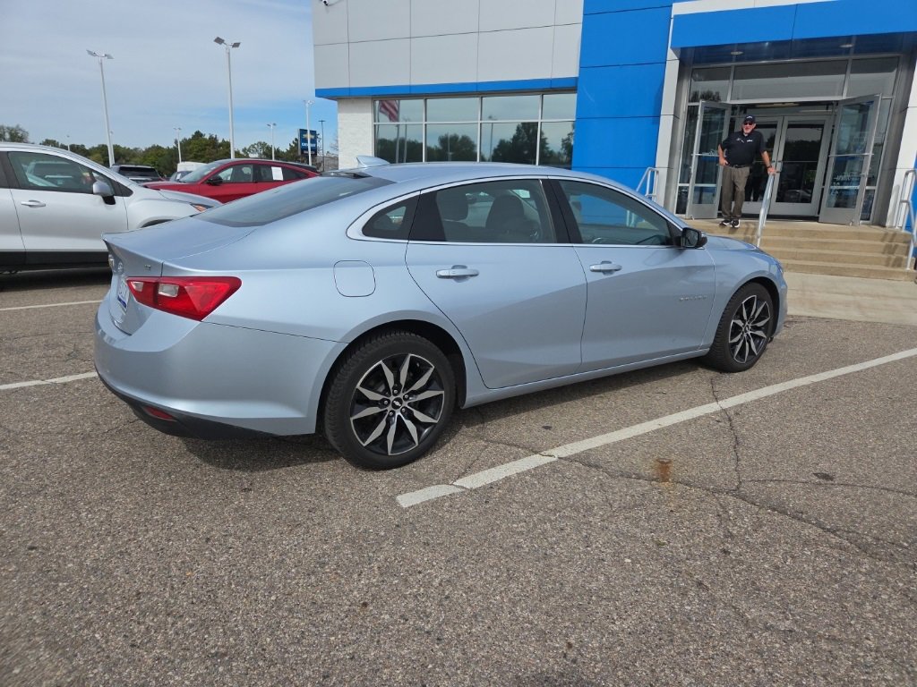 2017 Chevrolet Malibu 1LT photo 2