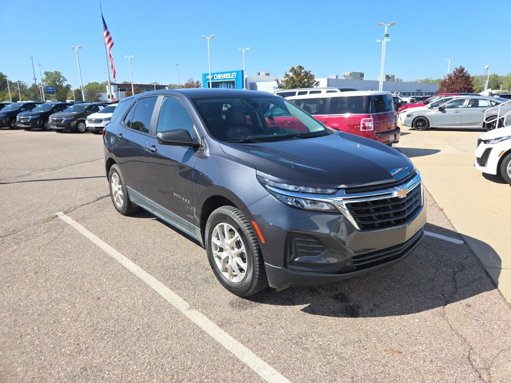 2022 Chevrolet Equinox LS photo 2