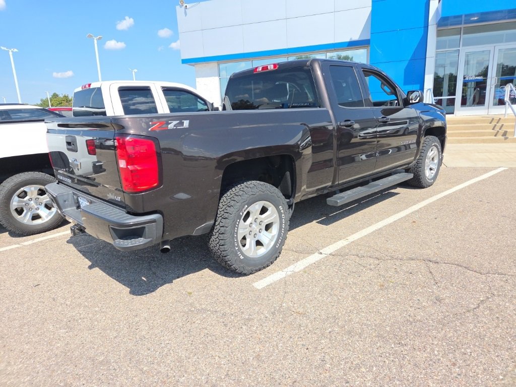 2019 Chevrolet Silverado LT photo 2