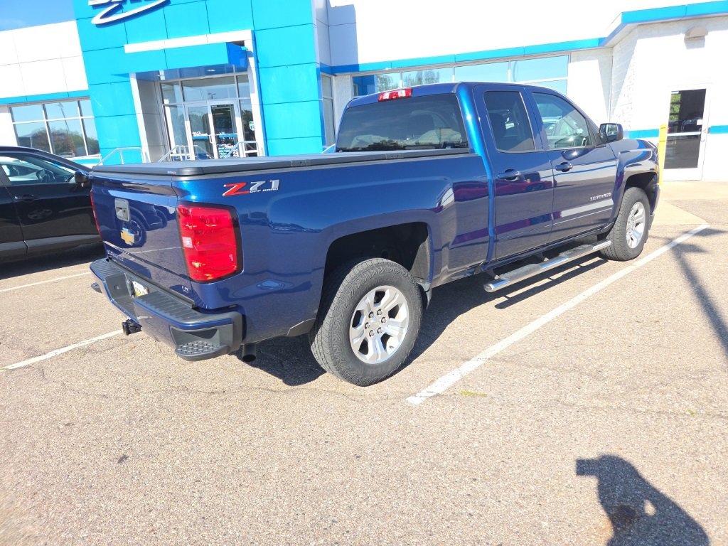 2019 Chevrolet Silverado LT photo 2