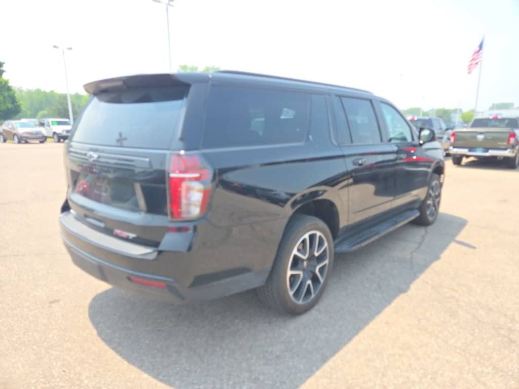Used 2024 Chevrolet Suburban RST with VIN 1GNSCEKT5RR353662 for sale in Lansing, MI