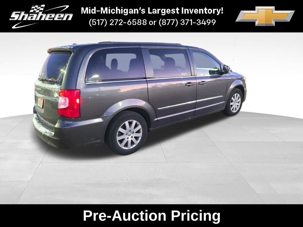 2016 Chrysler Town & Country Touring photo 2